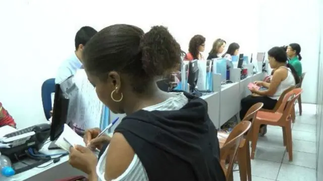 Fila de mujeres aplicando a trabajo como empleada del hogar.