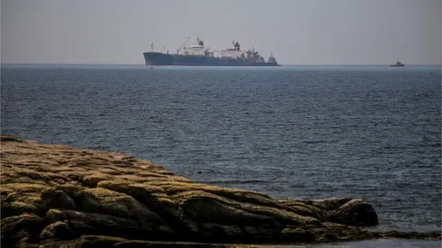 Фотографи зафіксували, як нафту з танкера під російським прапором перевантажують на танкер під ліберійським прапором. Таких прикладів буде все більше, припускають експерти