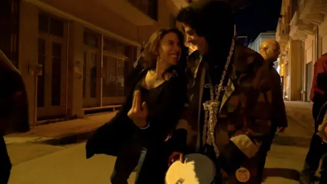 Bir grup Türk, Rum ve göçmen Kıbrıslı genç, saatlerin eşitlenmesini sokakta kutladı.