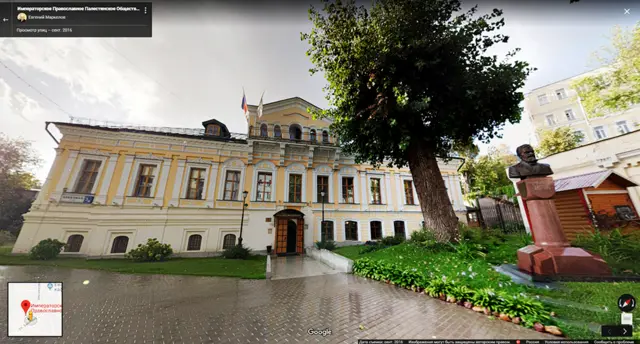 Особняк ИППО и памятник одному из основателей общества ученому и писателю Василию Хитрово работы скульптора Александра Рукавишникова