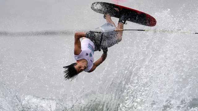 PUTRAJAYA, MALAISIE - 15 AOÛT : Nicholas Benatti, d'Italie, en action lors de la ronde préliminaire masculine des tours de Série 2 du Championnat mondial de ski nautique IWWF au Putrajaya Water Sports Complex le 15 août 2019 à Putrajaya, Malaisie. (Photo par Allsport Co./Getty Images)