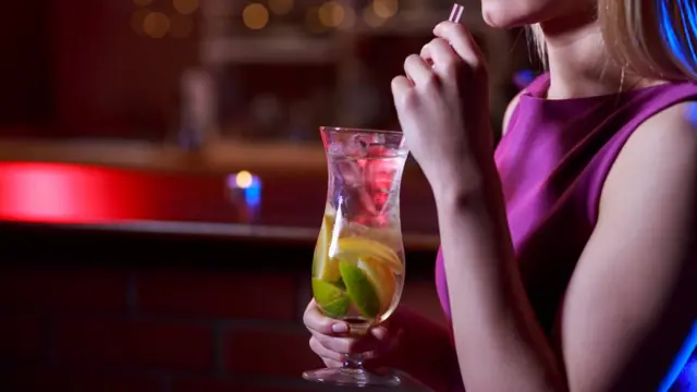 Женщина с бокалом коктейля