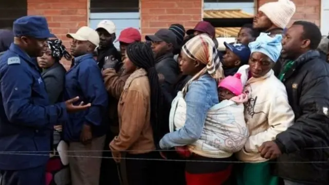 Baadhi ya raia wa Zimbabwe waliojitokeza kushiriki uchaguzi mkuu