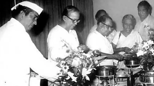 ज्योति बसु के साथ हेमवती नंदन बहुगुणा