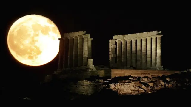 El Partenón con la Luna al fondo.