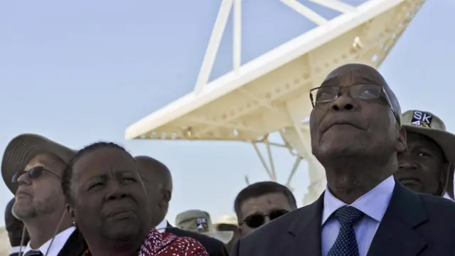 El presidente sudafricano Jacob Zuma visitó las instalaciones del SKA junto a la ministra de Ciencia y Tecnología, Naledi Pandor.