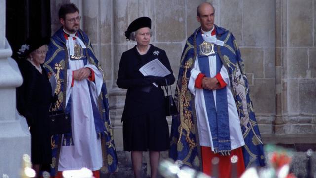 Elizabeth 2ª e a rainha-mãe esperam a chegada do caixão de Diana na entrada da abadia de Westminster