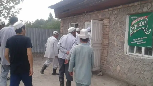 Майдан, Марказ айыл өкмөттөрүнүн динаятчылары арак саткан дүкөндөрдү кыдырды.