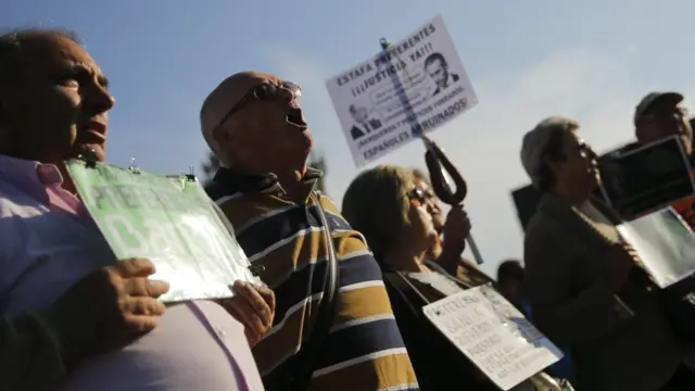 Bankia davası devam ederken gösteri yapan öfkeli küçük hissedarlar