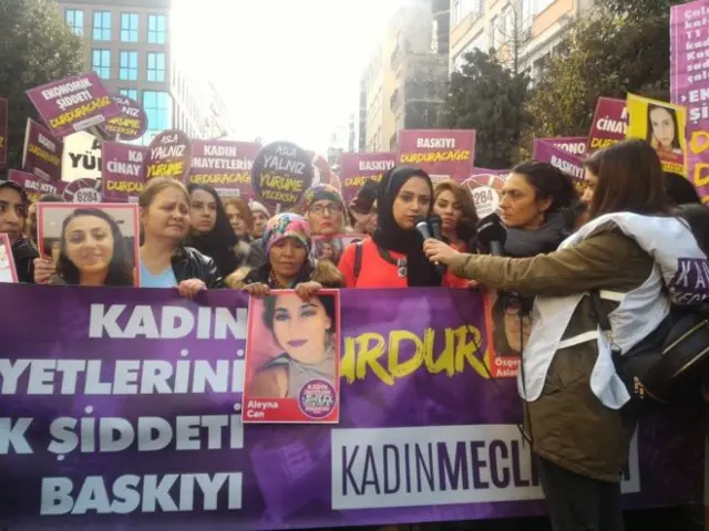 Merve Tula bir eylemde konuşurken