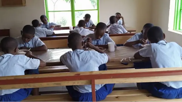 Abanyeshuri barimo kurya mu Rwanda