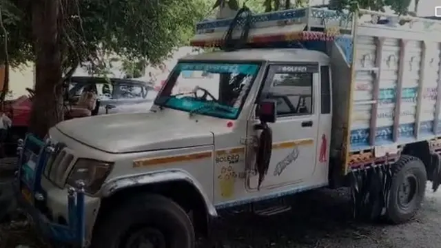 ਪੁਲਿਸ ਨੇ ਪਿਕਅੱਪ ਵੈਨ ਆਪਣੇ ਕਬਜ਼ੇ ਵਿੱਚ ਲੈ ਲਈ ਹੈ।