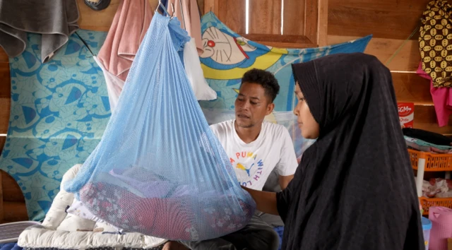 Basriadi dan Nurul kini tinggal di huntara.
