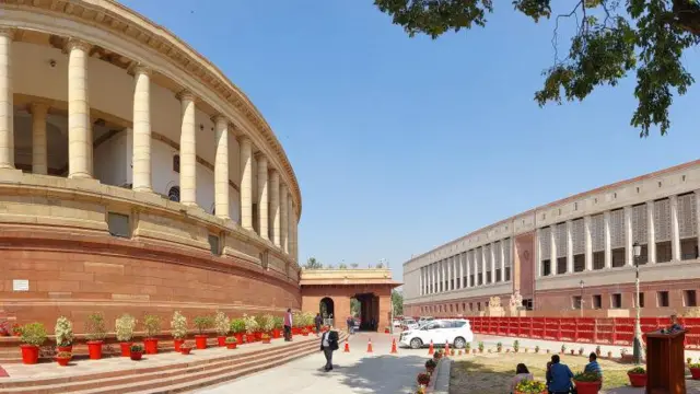 ভারতের বর্তমান সংসদ ভবন বাঁয়ে, ডানদিকে নতুন সংসদ ভবন