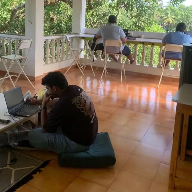 नोमेड गांव में काम करते लोग.