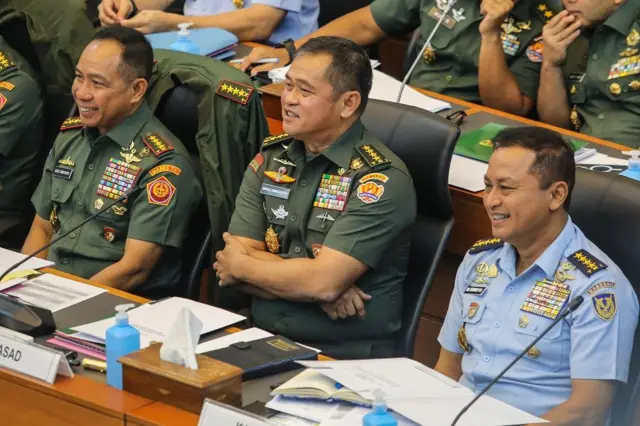 Panglima TNI Jenderal TNI Agus Subiyanto (kiri) bersama KSAD Jenderal TNI Maruli Simanjuntak (tengah), dan KSAU Marsekal TNI Tonny Harjono (kanan)