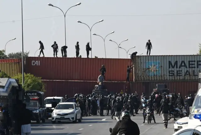 বিশালায়তন শিপিং কন্টেনার ব্যবহার করে রাস্তায় ব্যারিকেড তৈরি করা হয়েছে। 