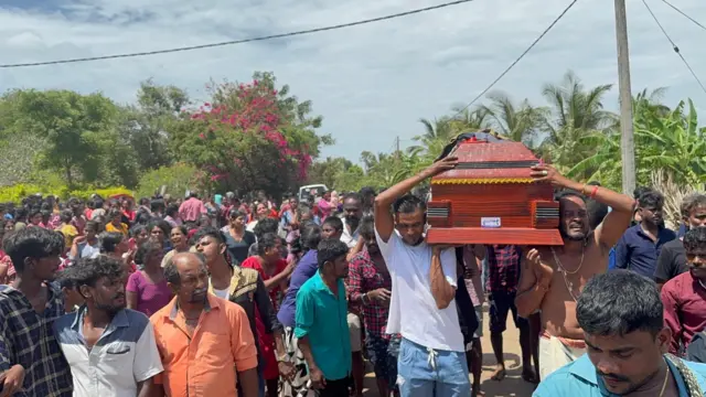 මුත්තයාන්කට්ටු, ශීවනගර්හි පිහිටි 12 වැනි සිංහ රෙජිමේන්තු බලඇණිය පිහිටා ඇති කඳවුරු මේ දිනවල ඉවත් කරමින් පවතී.