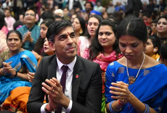 ब्रिटिश प्रधानमन्त्री ऋषि सुनक र उनकी पत्नी अक्षता मूर्ति साउथ्याम्पटनमा वैदिक समाजद्वारा सञ्चालित हिन्दू मन्दिरले आयोजना गरेको दीपावली कार्यक्रममा सहभागी भए 