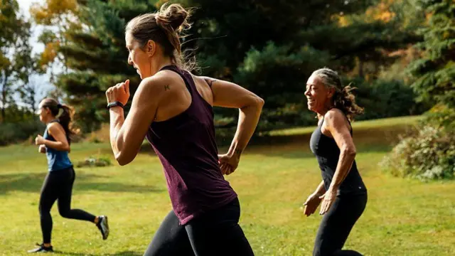 Duas mulheres brancas e uma negra correndobet bet apostauma área gramada 