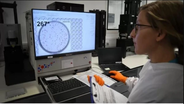 Une femme montre des anticorps du covid