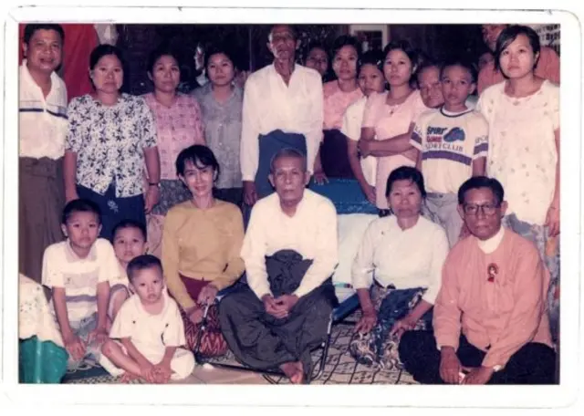 လက်ရှိ အမျိုးသားဒီမိုကရေစီအဖွဲ့ချုပ် နာယက ဦးတင်ဦး၊ ဒေါ်အောင်ဆန်းစုကြည်နဲ့ ခွန်မြင့်ထွန်းရဲ့ မိသားစုဝင်တွေ တွေ့ဆုံခဲ့စဥ်က 