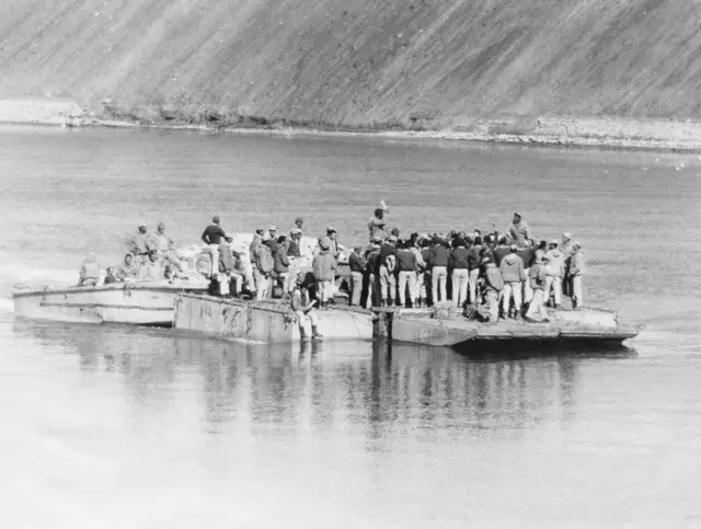 योम किप्पुर युद्धादरम्यान सुएझ कालव्यातून रसद पुरवठा घेऊन जाणारे इजिप्शियन सैनिक