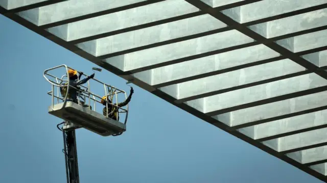 चेन्नईमा काम गर्दै कामदारहरू 