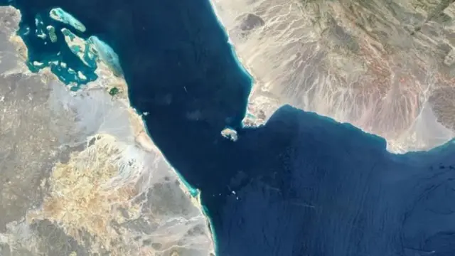 बाब अल मंदेबची सामुद्रधुनी तांबड्या समुद्राला एडनच्या आखाताशी जोडते
