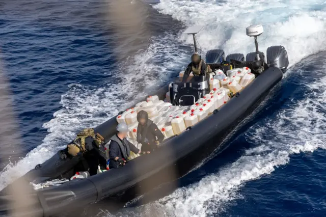 Foto de embarcação interceptada pela Marinha de Portugal transportando mais de 300 depósitos de combustível.