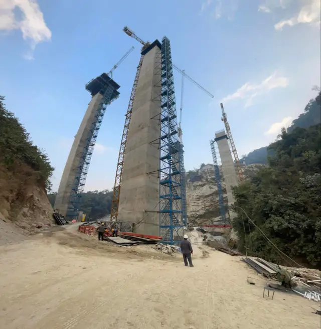 फ्रास्ट ट्र्याकमा बनिरहेको पुल