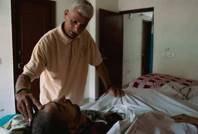 አባት ጡረተኛ ናቸው። የሚያገኙት ገንዘብ ለአስቤዛም አይበቃም።