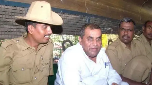 Shradhananda Swami (katikati) alipatikana na hatia ya mauaji ya Shakra