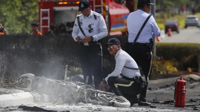 Polisi Malaysia menjaga tempat seorang pengendara sepeda motor tewas setelah sebuah pesawat ringan jatuh di Elmina, Negara Bagian Selangor, Malaysia, 17 Agustus 2023.