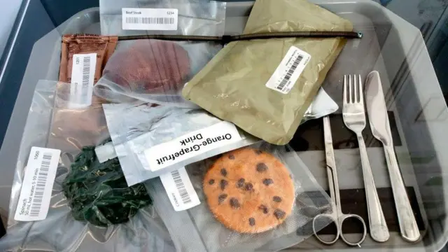 விண்வெளிக்குச் செல்லும் உணவுப் பொருள்களில் இருந்து தண்ணீர் உறிஞ்சப்பட்டிருக்கும்.