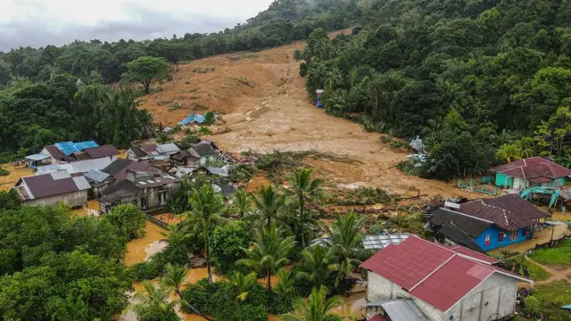Foto udara bencana tanah longsor di Kecamatan Serasan, Kabupaten Natuna, Kepulauan Riau, Selasa (7/3/2023).