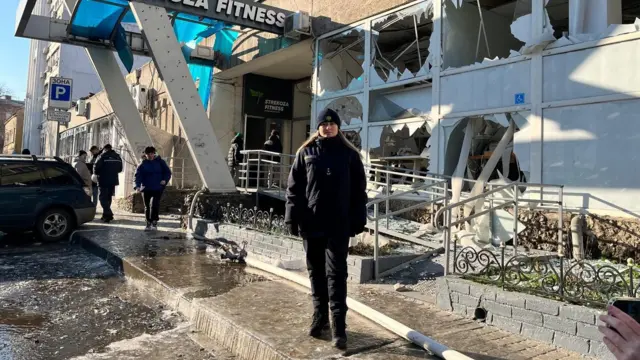 "Sau những vụ tấn công như đêm qua, người dân sống ở đây sẽ xuống hầm trú ẩn một thời gian, rồi sau đó lại dần lơ là," bà Maryna Averina thuộc Cơ quan Dịch vụ Khẩn cấp Nhà nước cho biết