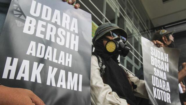 Kualitas udara DKI Jakarta dilaporkan berada di situasi yang sangat kritis dan pemerintah sedang bersiap untuk melakukan penggerebekan uji emisi 