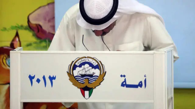 رجل كويتي يدلي بصوته في مركز اقتراع في 2013