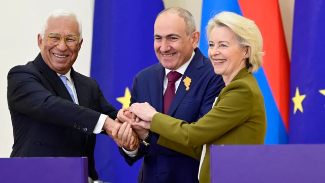 Ermenistan Başbakanı Nikol Paşinyan (ortada), Avrupa Komisyonu Başkanı Ursula von der Leyen (sağda) ve Avrupa Konseyi Başkanı Antonio Costa (solda) 5 Mayıs 2026'da Erivan'da düzenlenen Ermenistan-Avrupa Birliği zirvesinde düzenledikleri basın toplantısında el sıkışıyorlar.