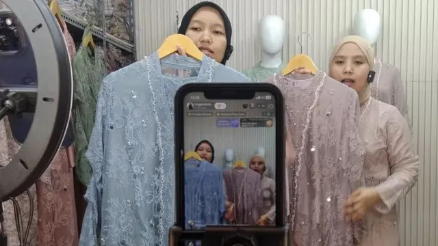 Pedagang menjajakan barang dagangannya melalui siaran langsung TikTok