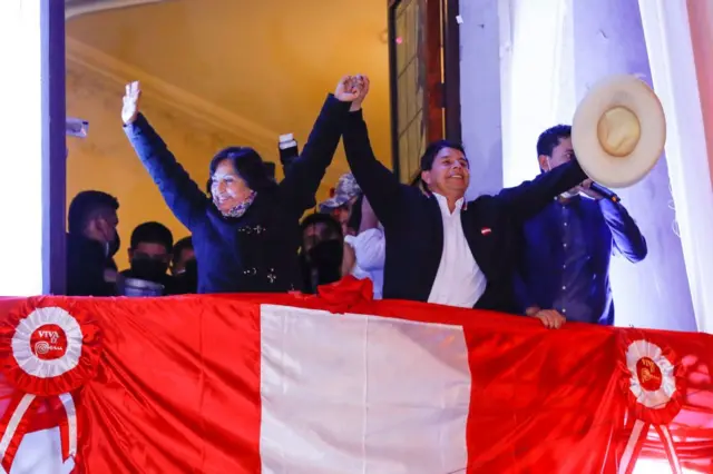 Boluarte junto a Pedro Castillo el día que se conoció su triunfo en las presidenciales de 2021.