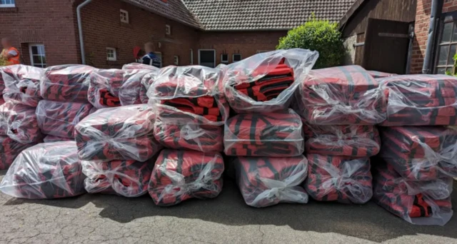 Operasyonlarda ele geçirilen can yelekleri. Bu ekipman Manş Denizi geçişlerinde kullanılıyor