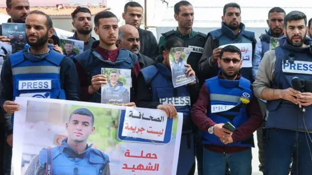 La familia y amigos del periodista Hossam Shabat durante el funeral