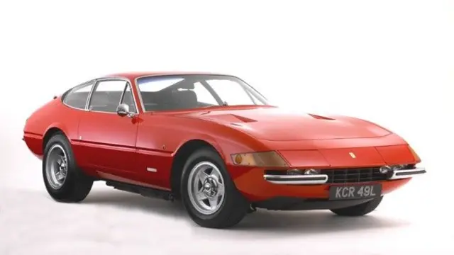 ظاهر ماشین با الهام از فراری 365 GTB/4 طراحی شده است