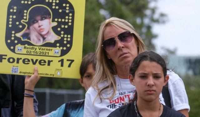 Une femme et une enfant regardent devant elles 