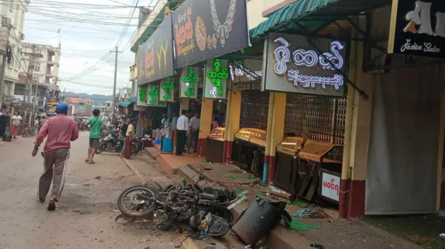 လားရှိုးမြို့မစျေးထဲက ဇွဲထက် ရွှေဆိုင်မှာ ဗုံးပေါက်ကွဲမှု