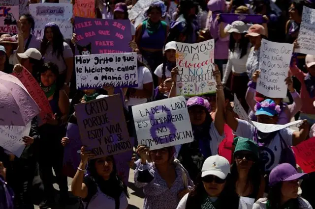 Mujeres con pancartas marchan por el Paseo de la Reforma en Ciudad de México, con motivo del Día Internacional de la Mujer, en 2024.