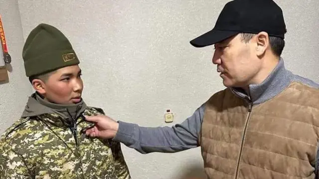 Президент Садыр Жапаров Кой-Таш аскердик бөлүгүнө барган учур.