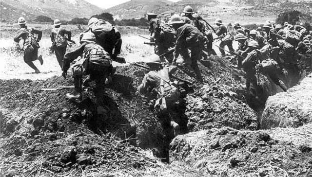 Çanakkale Savaşı sırasında cephede hendek kazan askerler muharebe için hareket halinde. 